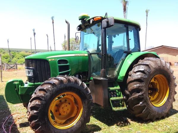 Trator John Deere 6125 J ano 2021