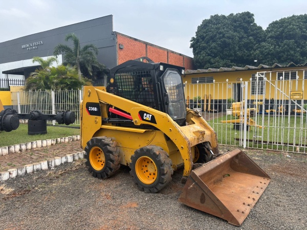 Mini Carregadeira Caterpillar 236B ano 2011