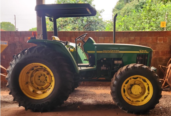 Trator John Deere 5705 ano 2006