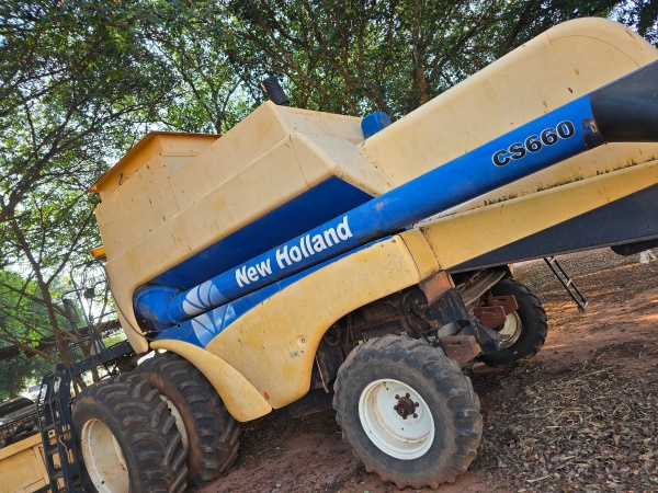 Colheitadeira New Holland CS660 ano 2005