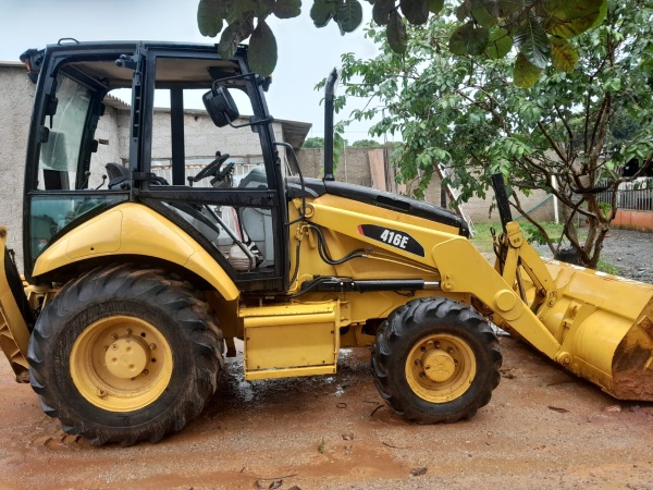 Retroescavadeira Caterpillar 416 E ano 2011