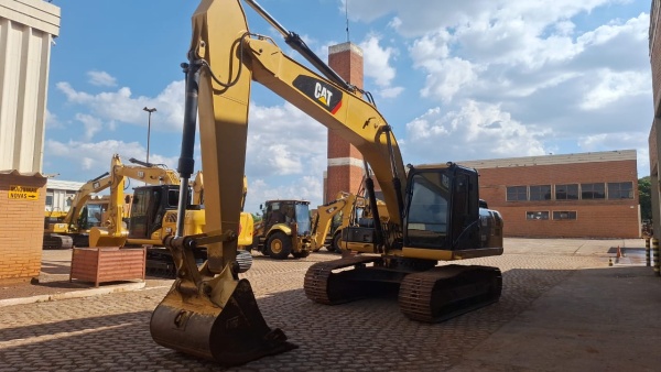 Escavadeira Caterpillar 320GC ano 2016