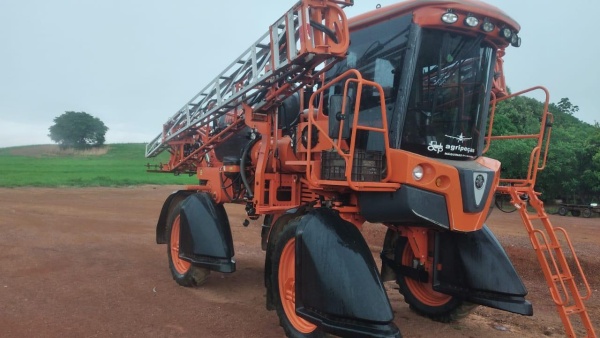 Pulverizador Autopropelido Jacto Uniport 2000 Plus ano 2017 - Uniport 2000 Plus - Máquinas Agrícolas