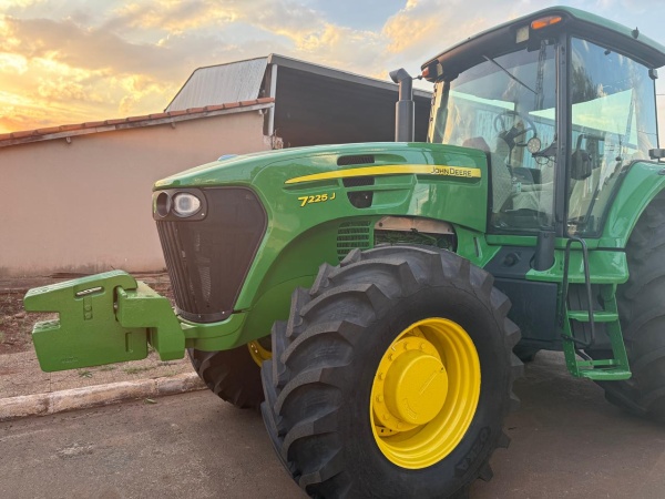 Trator John Deere JD7225J ano 2011