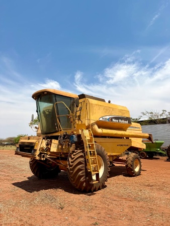 Colheitadeira New Holland TC 59 ano 2004 - TC 59 - Máquinas Agrícolas