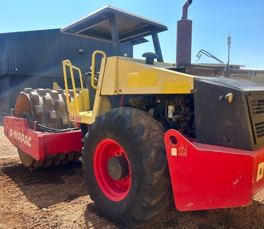 Rolo Compactador Dynapac CA250 ano 2009