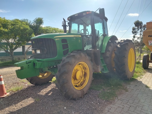 Trator John Deere 6150J ano 2012