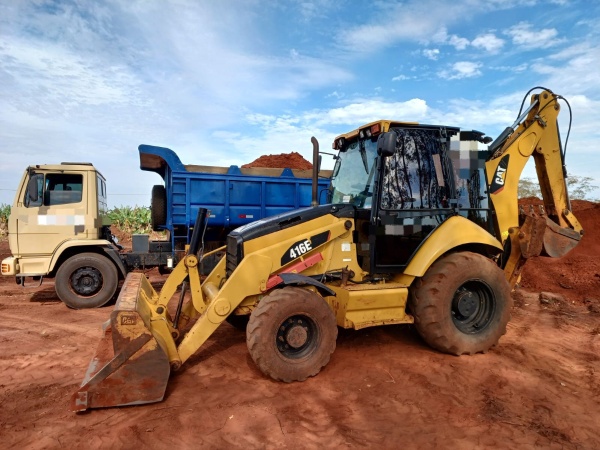 Retroescavadeira Caterpillar 416 E ano 2015