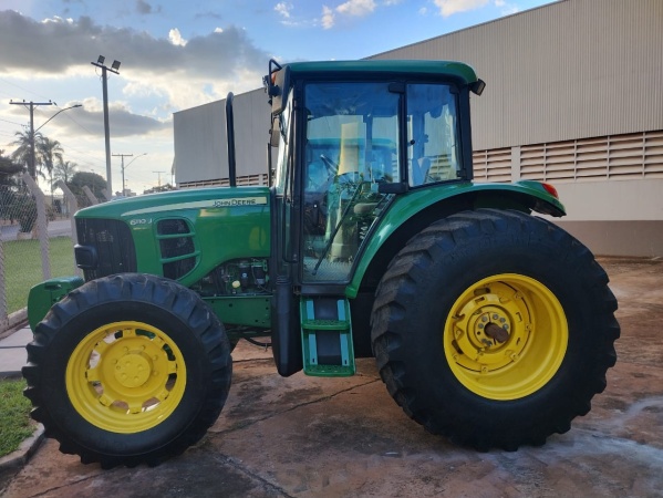 Trator John Deere 6110J ano 2016
