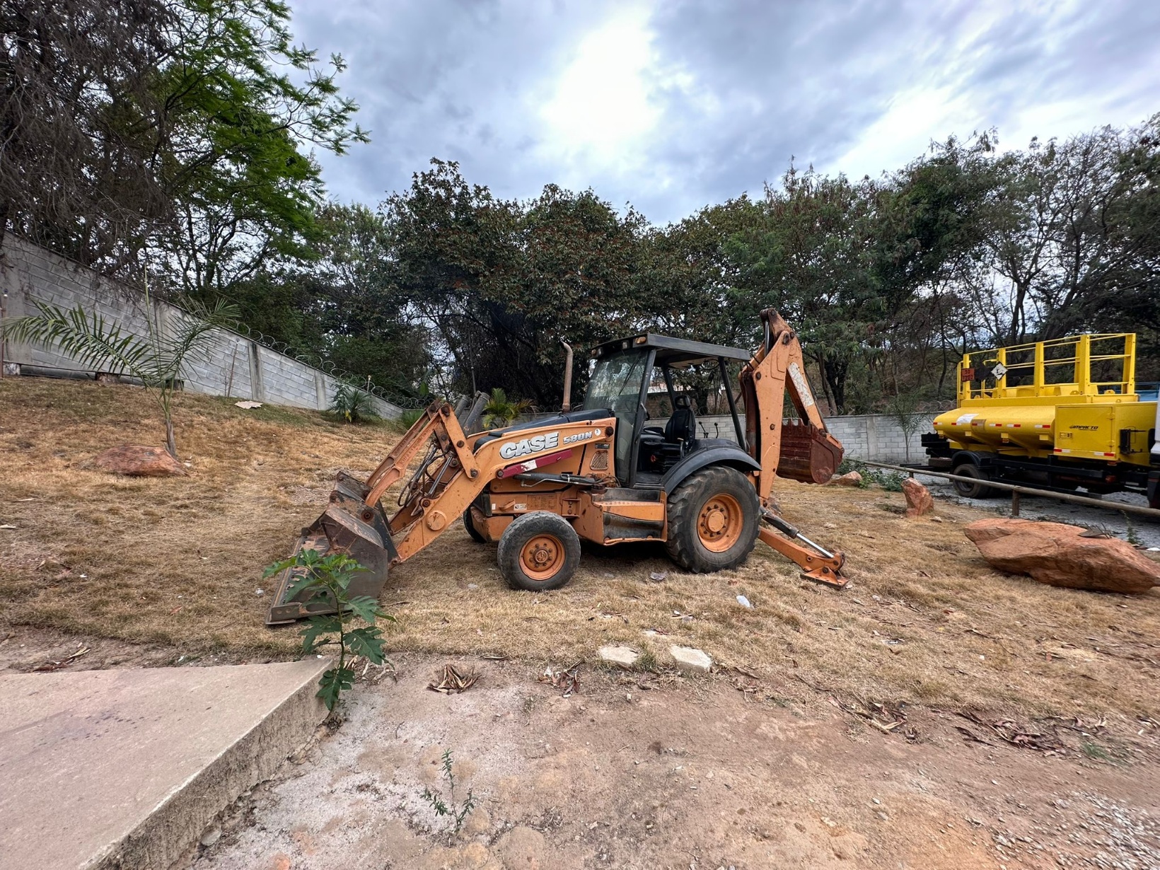 Retroescavadeira Case 580 N  ano 2014