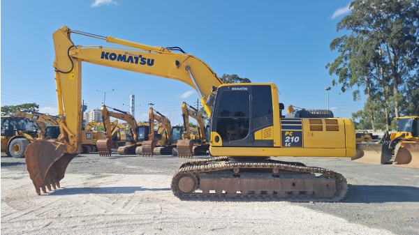 Escavadeira Komatsu PC210 ano 2021