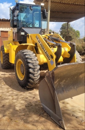 Pá Carregadeira New Holland 12C ano 2012