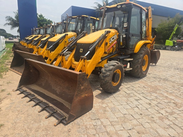 Retroescavadeira JCB 3CX ano 2021