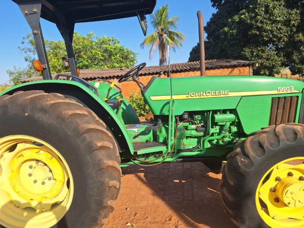 Trator John Deere 5603 ano 2010