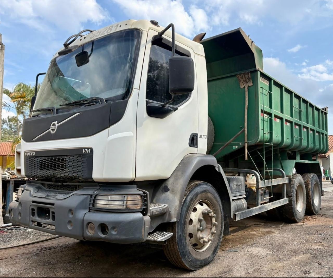 Caminhão Volvo VM 270 ano 2014