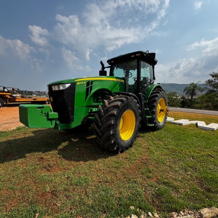 Trator John Deere 8270R ano 2023