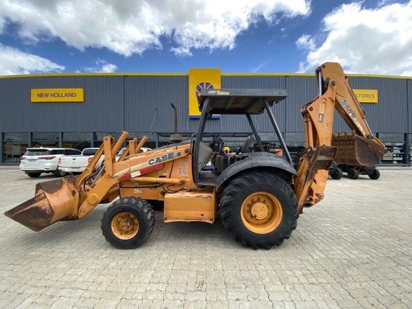Retroescavadeira Case 580 M ano 2010