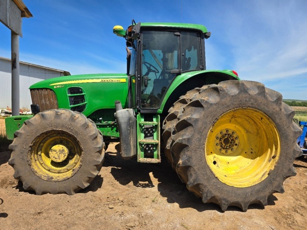 Trator John Deere 6180J ano 2014