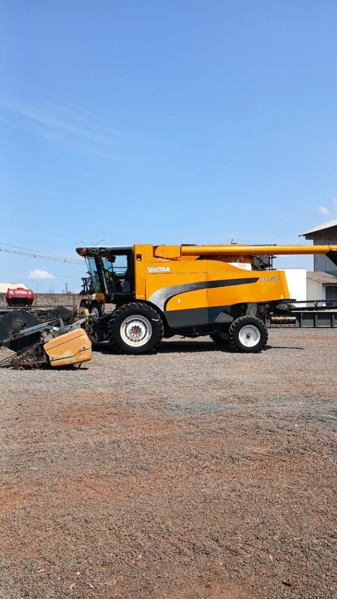 Colheitadeira Valtra BC 7500 ano 2013