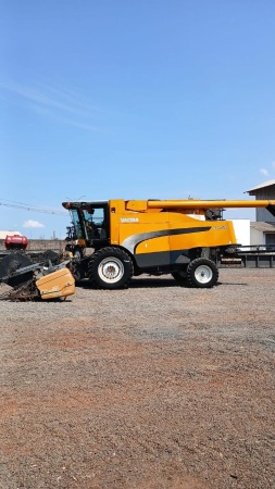 Colheitadeira Valtra BC 7500 ano 2013