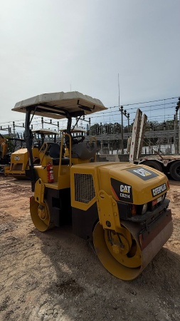 Rolo Compactador Caterpillar CB214 ano 2006