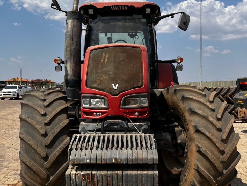 Trator Valtra S353 ano 2013