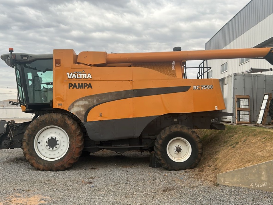 Colheitadeira Valtra BC 7500 ano 2012