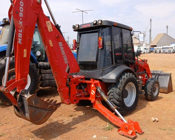 Retroescavadeira Manitou MBL-X-900 ano 2022