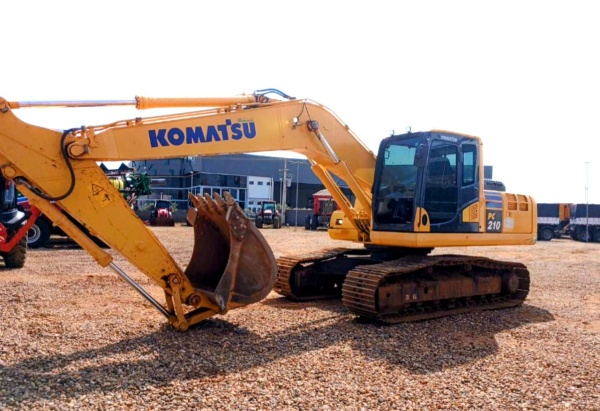 Escavadeira Komatsu PC210 ano 2022 - PC210 - Máquinas de Linha Amarela