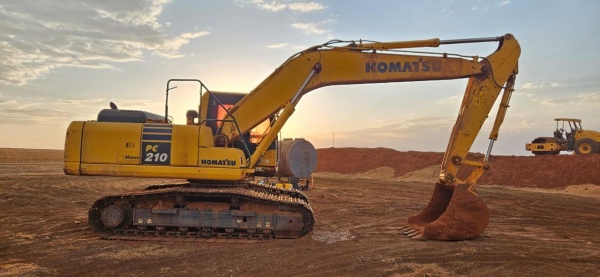 Escavadeira Komatsu PC210 ano 2020