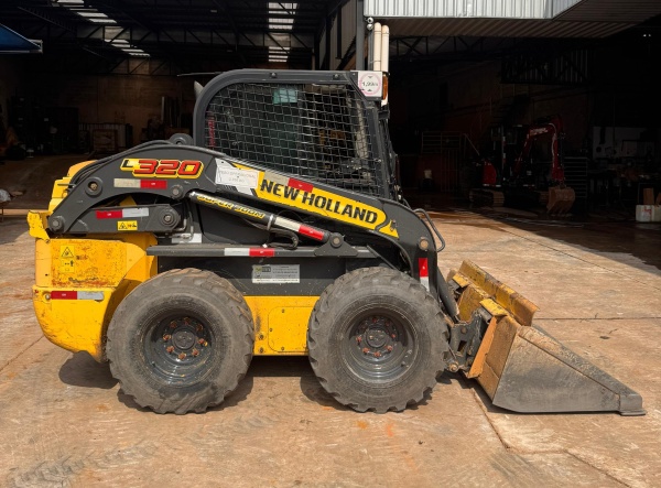 Mini Carregadeira New Holland L320 ano 2020