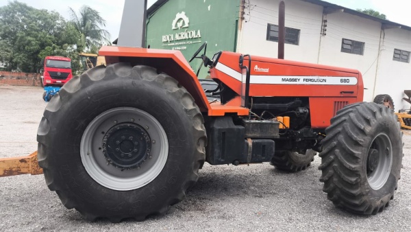 Trator Massey Ferguson MF 680 Advanced
