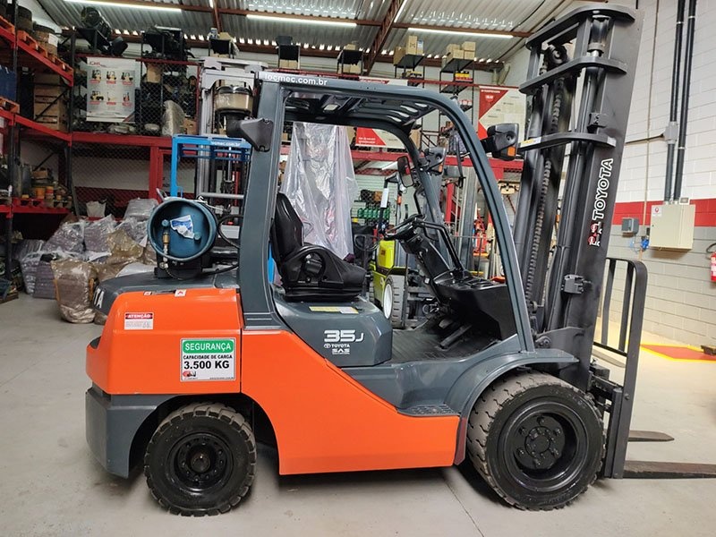 Empilhadeira Toyota 8FG25 ano 2020
