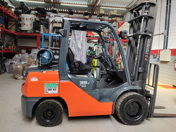 Empilhadeira Toyota 8FG25 ano 2020