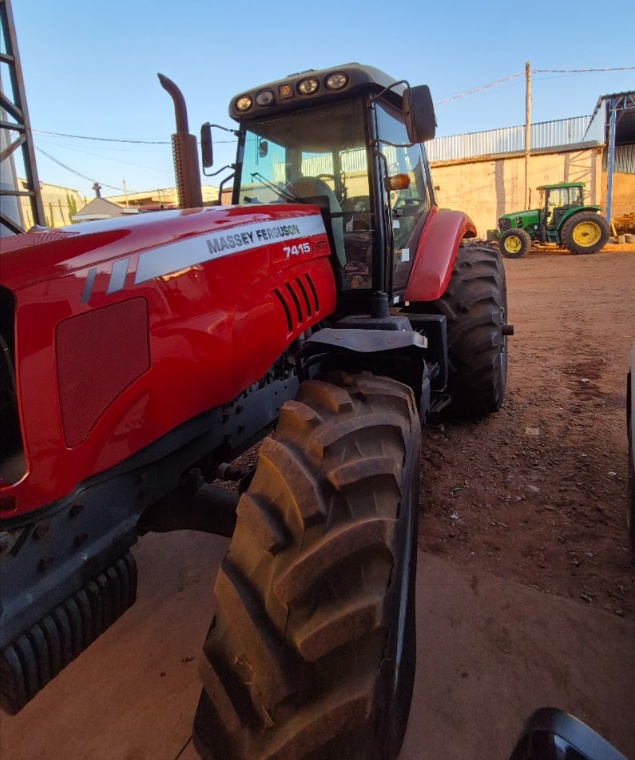 Trator Massey Ferguson MF 7415 ano 2010