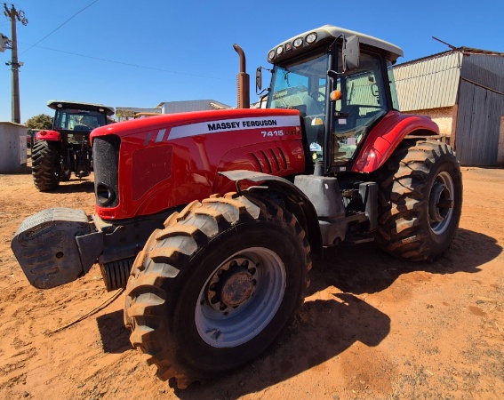 Trator Massey Ferguson MF 7415 ano 2010