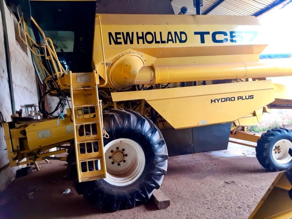 Colheitadeira New Holland TC 57 ano 2002