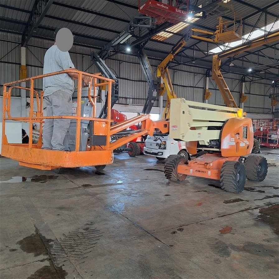 Plataforma JLG 450 AJ ano 2005