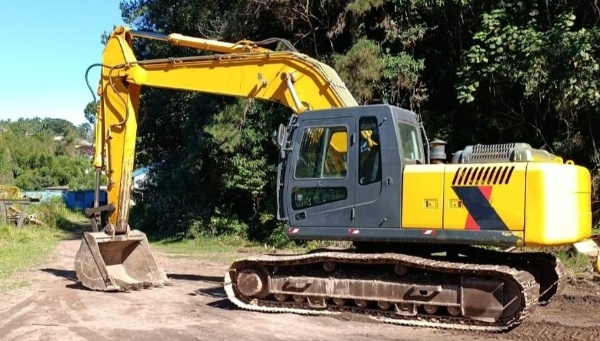 Escavadeira Hyundai R210LC-7 ano 2010