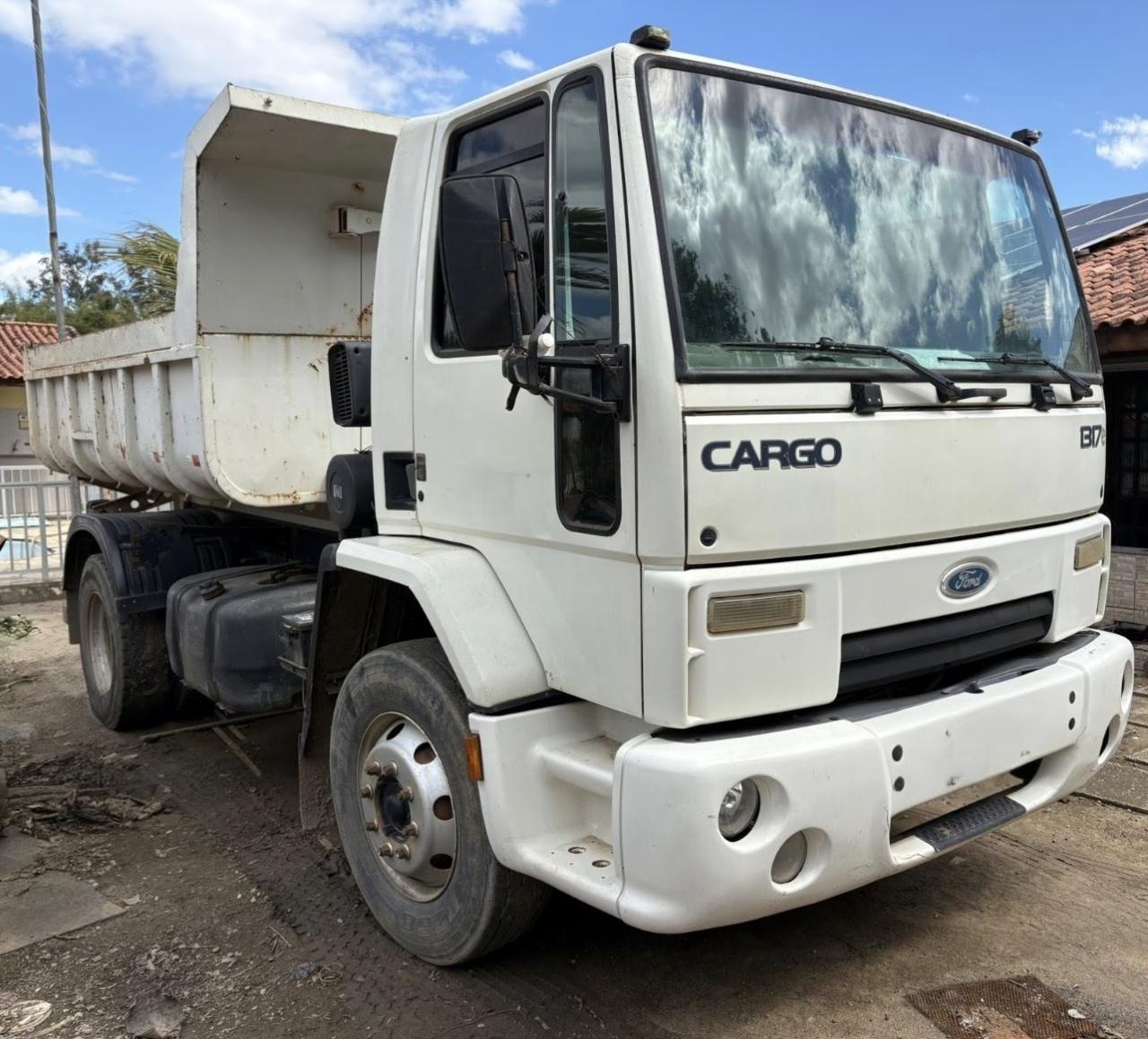 Caminhão Ford 1317 ano 2011