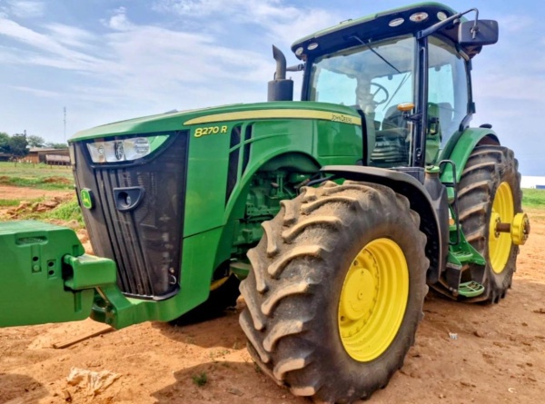 Trator John Deere 8270R ano 2022