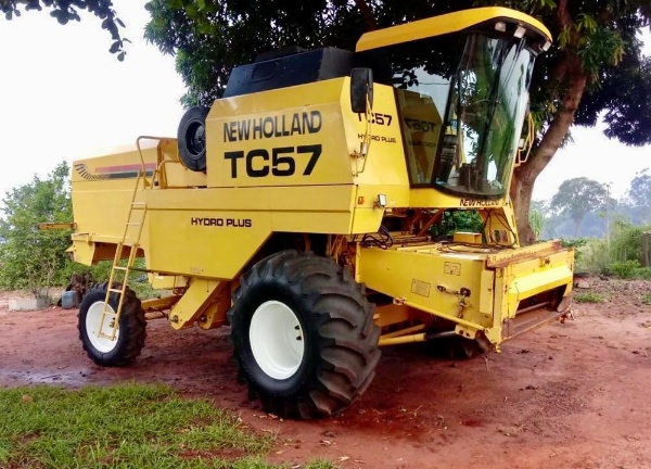 Colheitadeira New Holland TC 57 ano 2000 - TC 57 - Máquinas Agrícolas