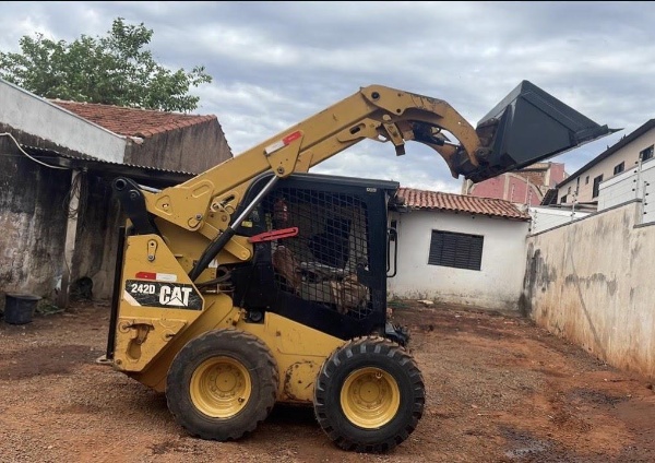 Mini Carregadeira Caterpillar 242D ano 2014
