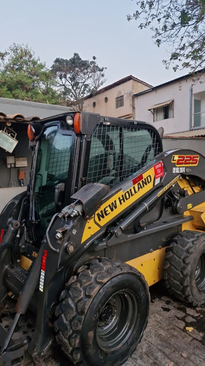Mini Carregadeira New Holland L225 ano 2019