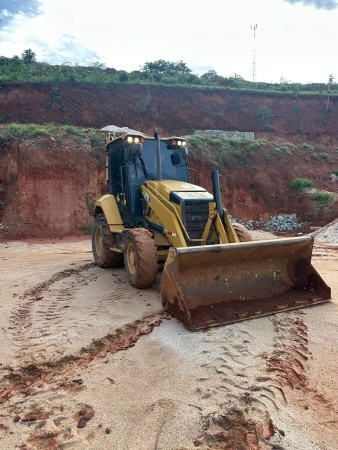 Retroescavadeira Caterpillar 416 E ano 2023
