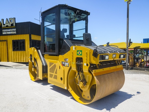 Rolo Compactador Caterpillar CB7 ano 2020