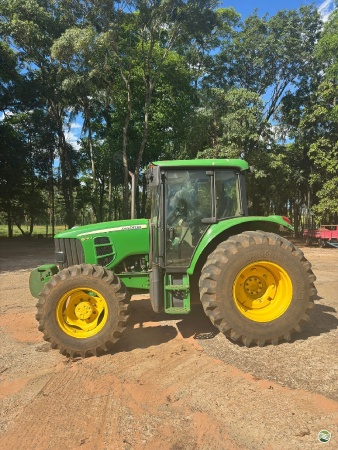 Trator John Deere 6110J ano 2014
