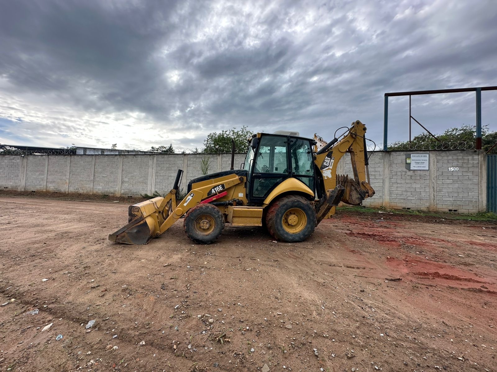 Retroescavadeira Caterpillar 416 E ano 2014
