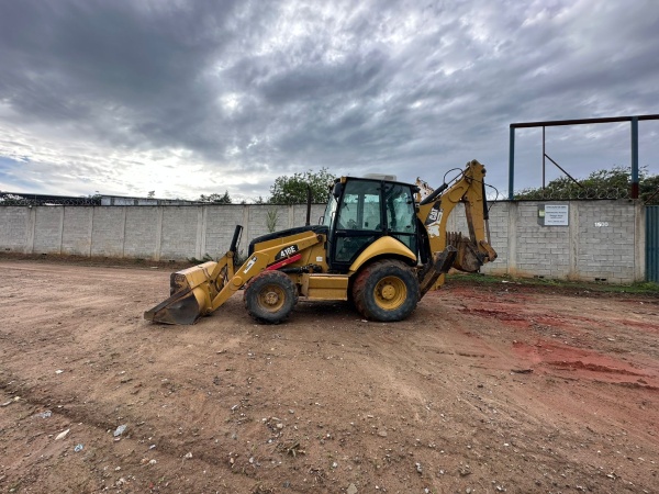 Retroescavadeira Caterpillar 416 E ano 2014