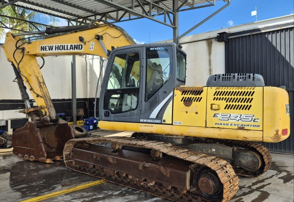Escavadeira New Holland E245C EVO ano 2016